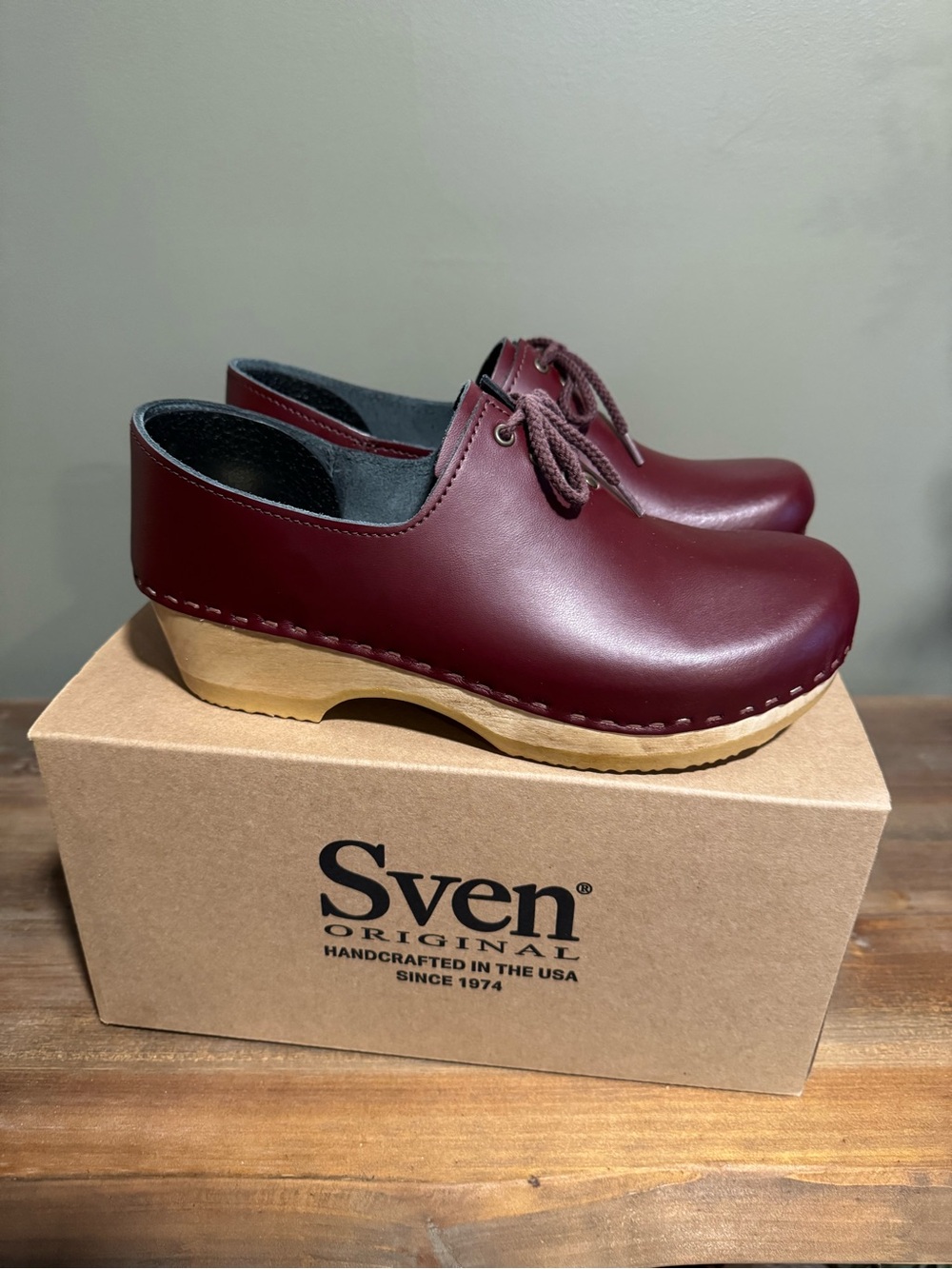 Sven clogs Women's Burgundy Leather Lace-Up Clog